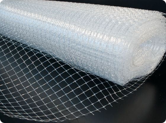 Сетка из пластиковой арматуры изготавливается из полимеров — полиуретана, полипропилена, лавсана и полиэтилена.