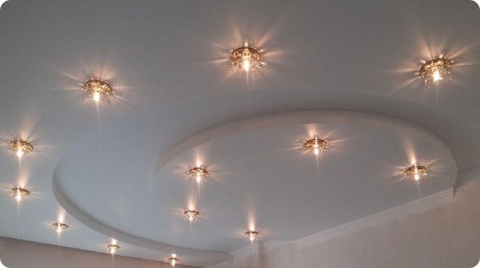 Светильники на натяжном потолке.