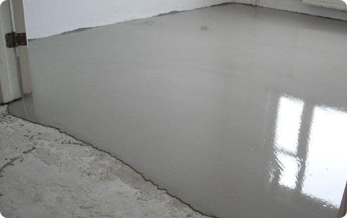 Если разница в перепадах поверхности не превышает 20 мм, используют самовыравнивающийся раствор, который укладывают так же, как и на бетонную основу.