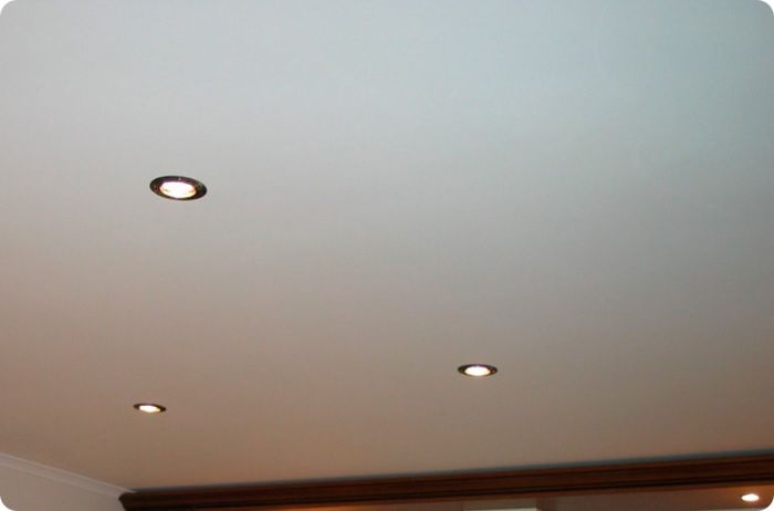 Эффектное решение — натяжной потолок с ПВХ плёнкой матового цвета. Он хорошо выглядит, но имеет один недостаток — видимый кантик по периметру.