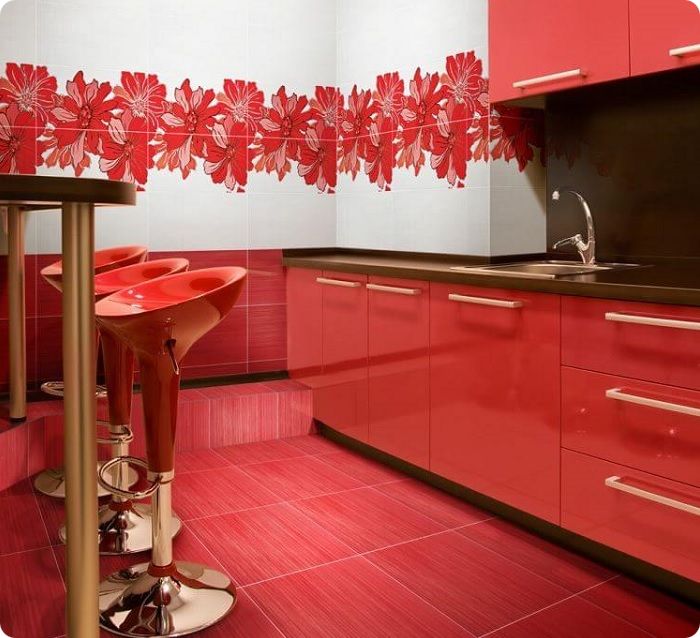 Красный пол на кухне.