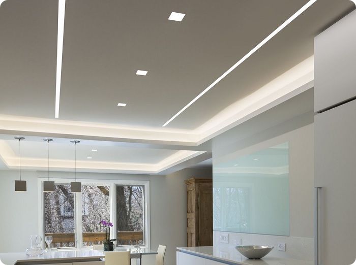 Лучший потолок для небольшого кухонного пространства выглядит ровной белой матовой поверхностью без излишеств.