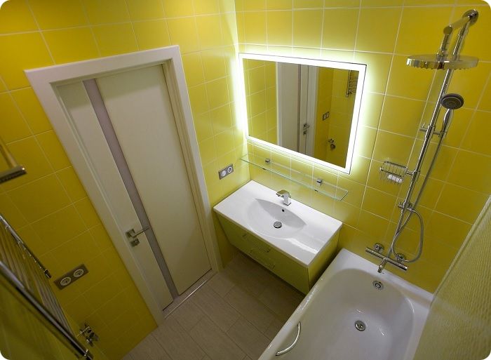 Яркая ванная комната в кислотном лаймовом цвете.