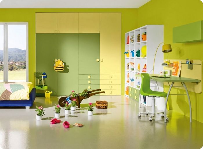 Яркие зелёный и жёлтый в детской комнате.