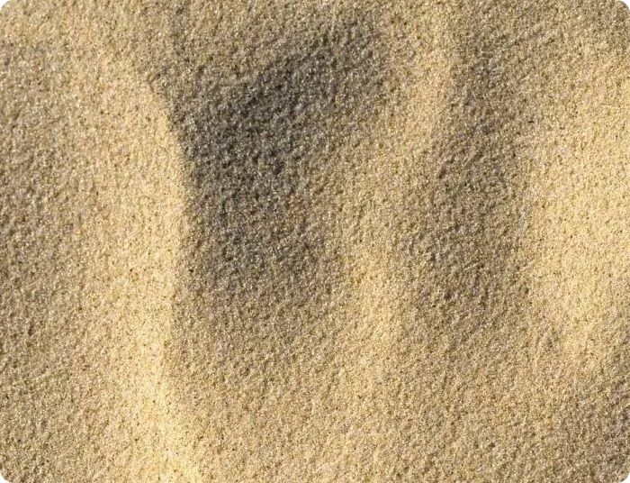 В цементной штукатурке песок является наполнителем и усилителем прочности штукатурного пласта. Используется только речной либо карьерный песок средней фракции (0,5-2 мм).