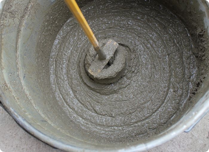 Замешивание цементно-песчаного раствора.
