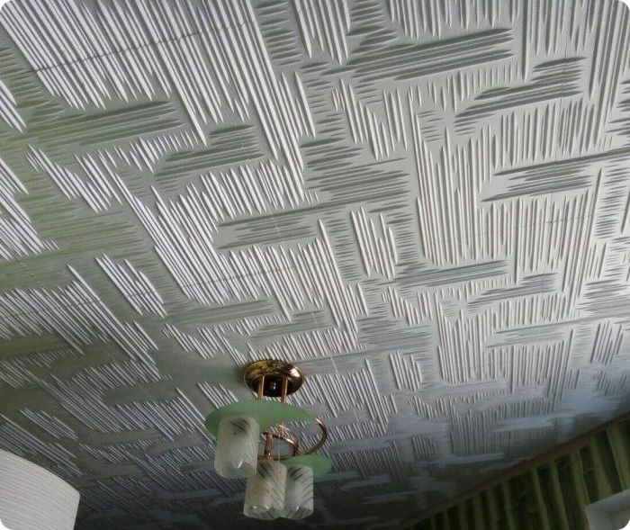 Потолочная плитка создаёт бесшовное покрытие.
