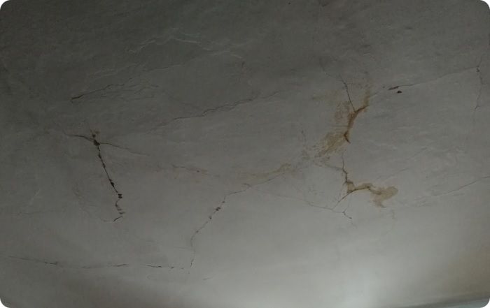 Трещины на потолке.