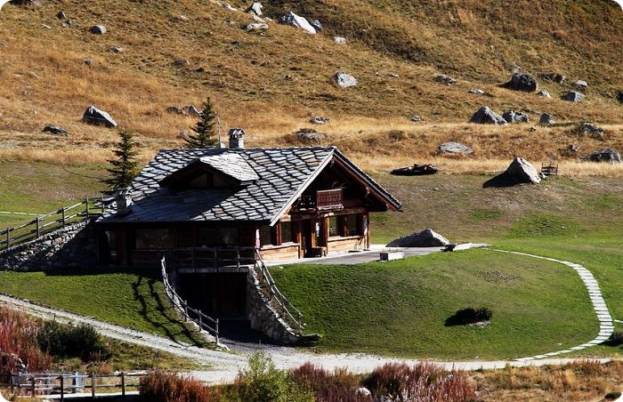 Пастуший домик в Альпах.