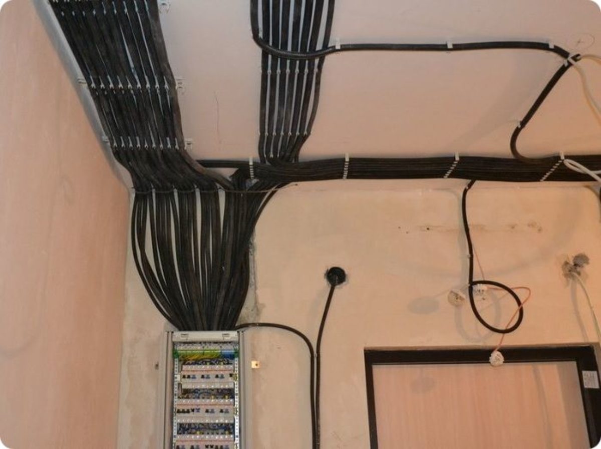 Разводка электрики: по полу или потолку? Как сделать правильный выбор?