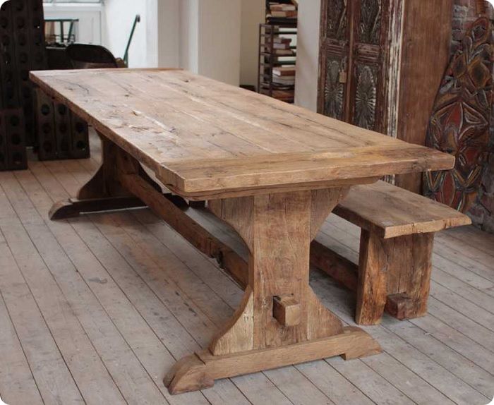 Деревянный стол в деревенском стиле.