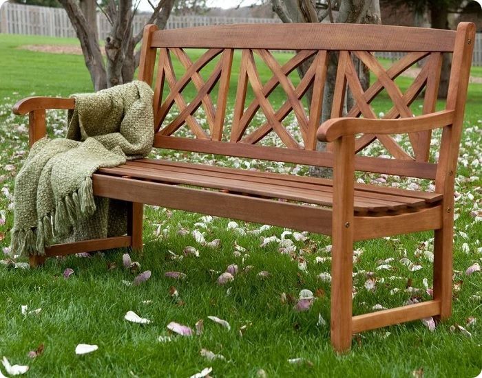 Деревянная скамейка для сада.