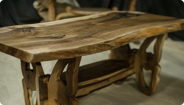 Деревянный стол из массива дерева