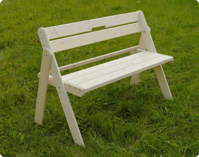 Сезонная переносная деревянная скамейка.