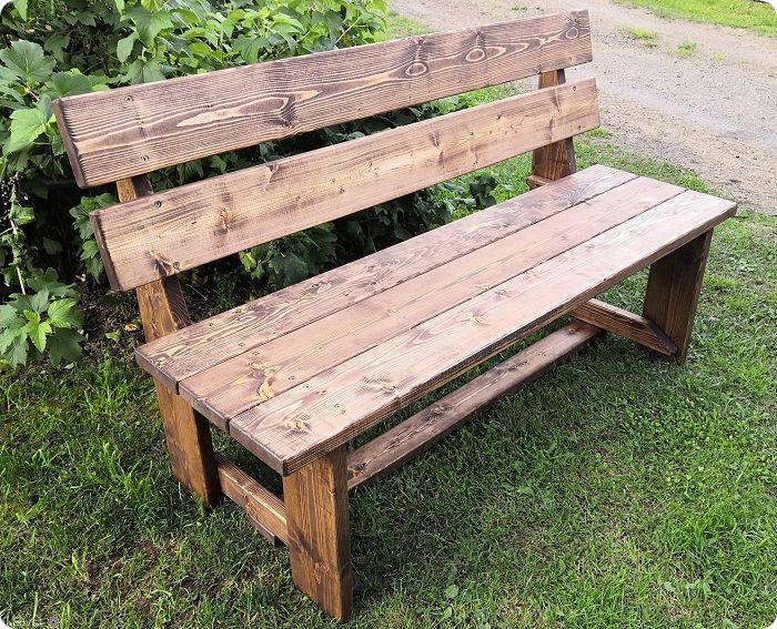 Дачная деревянная скамейка.