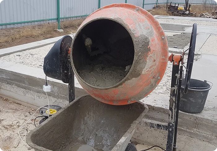Замешивание бетона в бетономешалке.