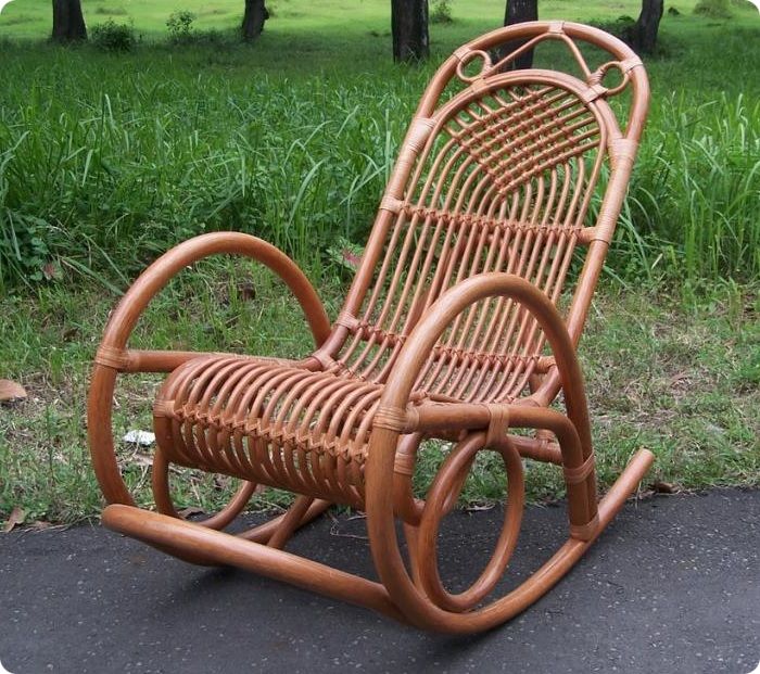 Кресло-качалка на улице.
