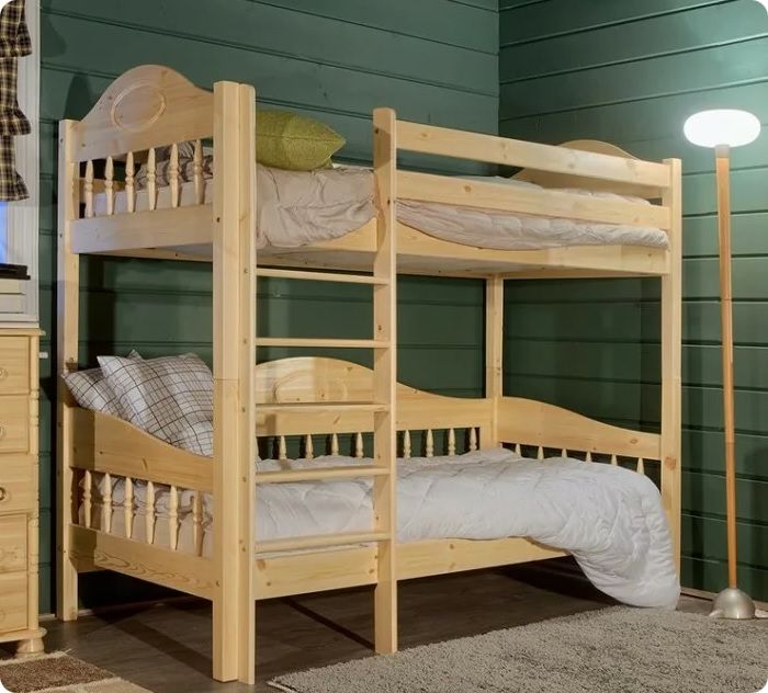 Деревянная двухъярусная детская кровать.