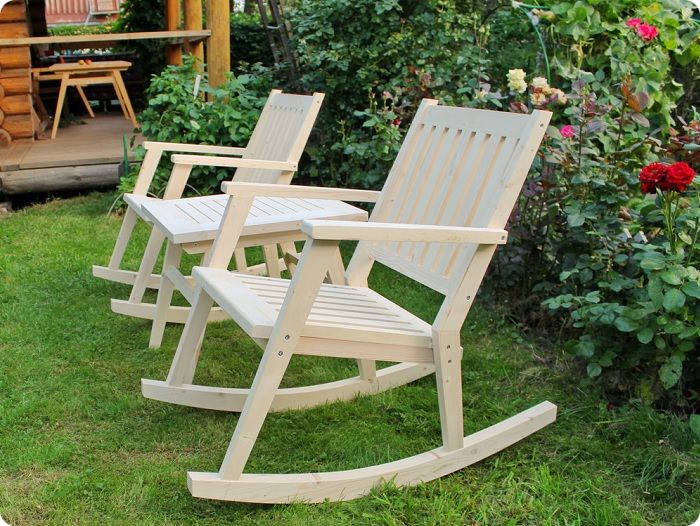 Деревянные кресла-качалки в саду.