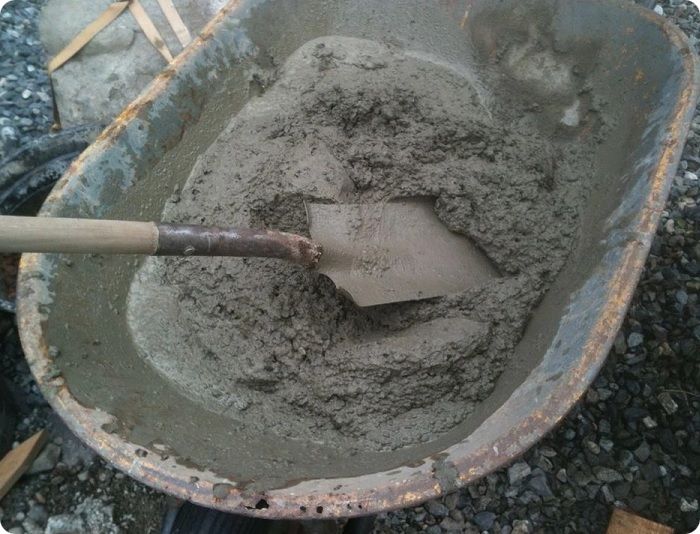 Ручное замешивание бетона.