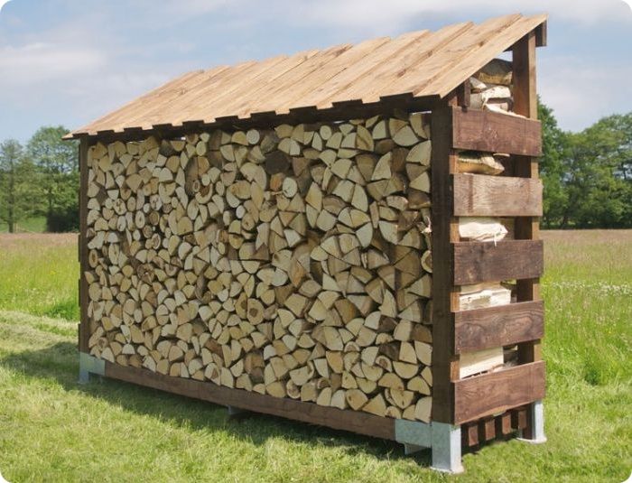 Стены дровяника должны быть с щелями для просушивания дров.