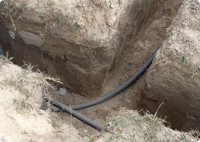 Прокладка кабеля под землёй.